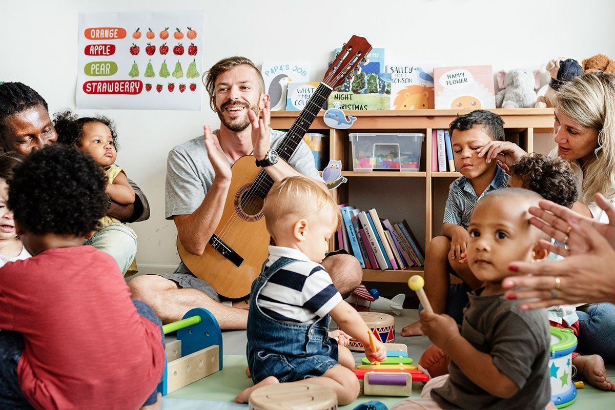 Дети музыканты. Children Music class. Музыкальные инструменты Монтессори и дети фото. Kids are playing Musical instruments.